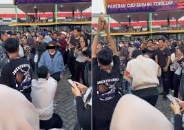 Viral! Pria Lamar Kekasih di Tengah Macet, Bikin Pengendara Lain Baper